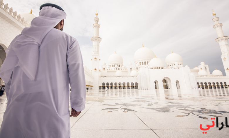 مصلون يؤدون صلاة عيد الفطر في الإمارات 2026 داخل ساحة صلاة في دبي