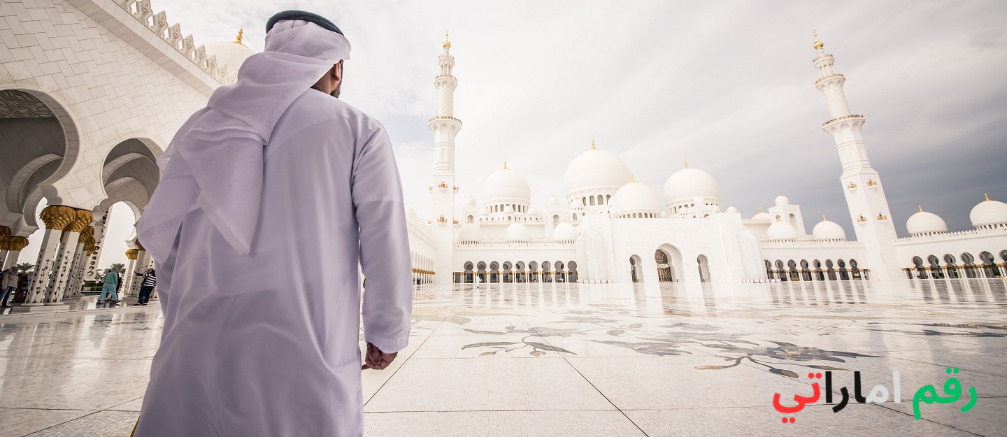 مصلون يؤدون صلاة عيد الفطر في الإمارات 2026 داخل ساحة صلاة في دبي